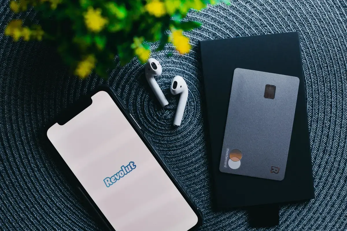 Revolut permite clienților să ascundă numerele cardului pentru anumite modele