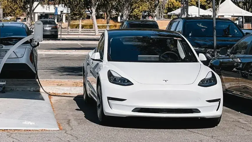 Tesla a vândut cu 25% mai multe maşini şi a obţinut cu 57% mai puţin profit operaţional