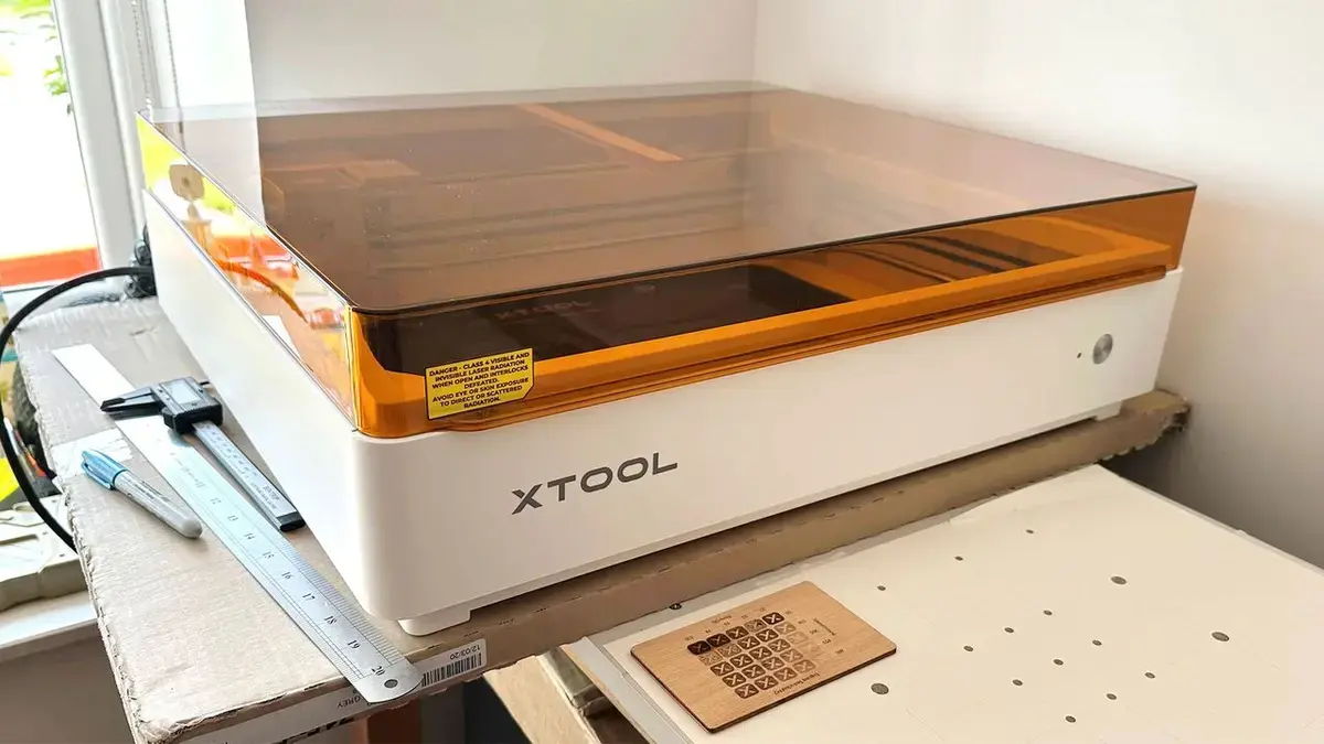 XTool M2 este capabil să graveze și să taie diferite materiale, inclusiv lemn, piele și acrilic