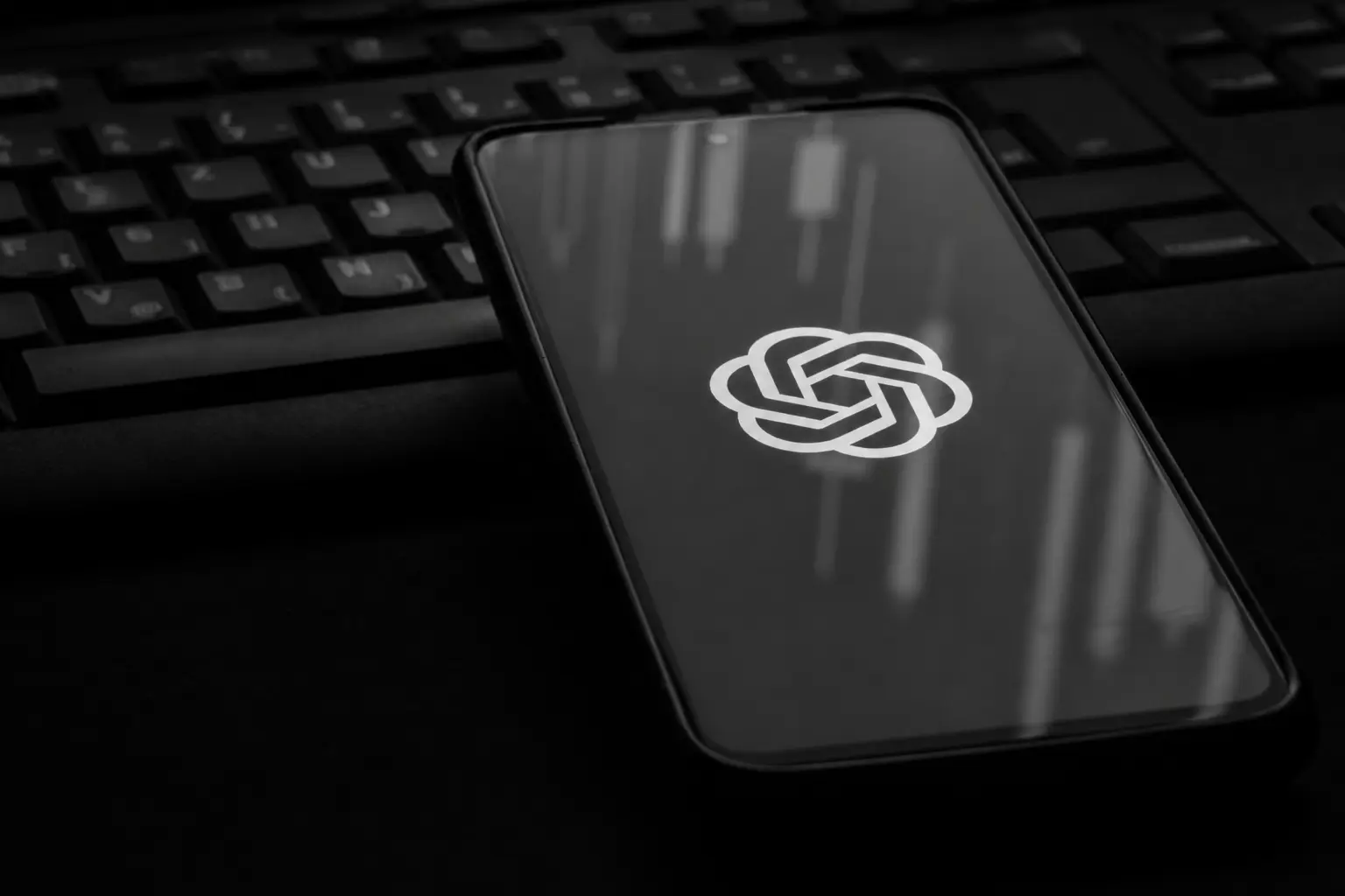 Proiectul Lily: OpenAI angajează contractori pentru a citi conversațiile ChatGPT — datele sunt la risc