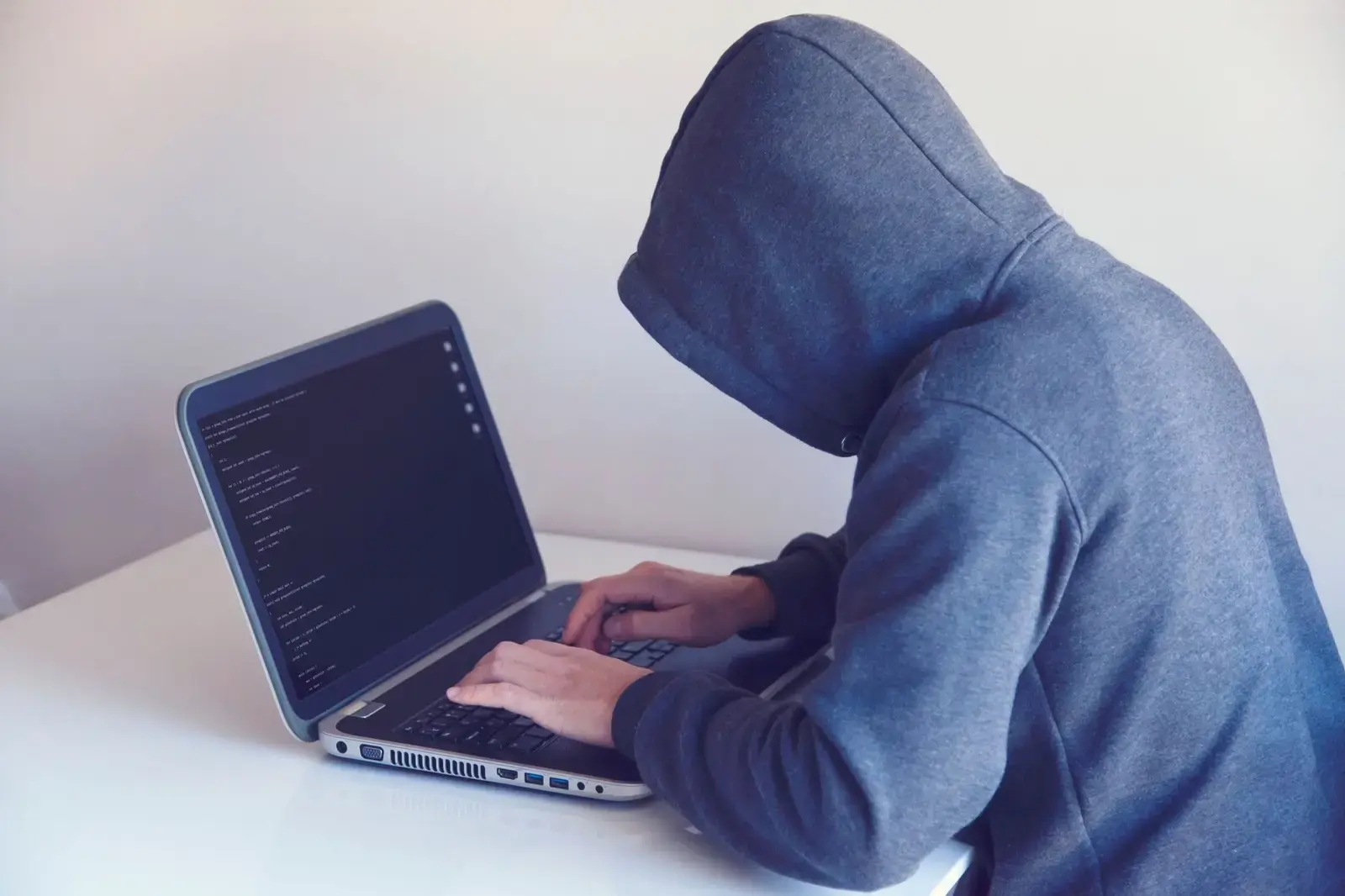 Un nou program malefic fura parole și instalează extensii false în browsere